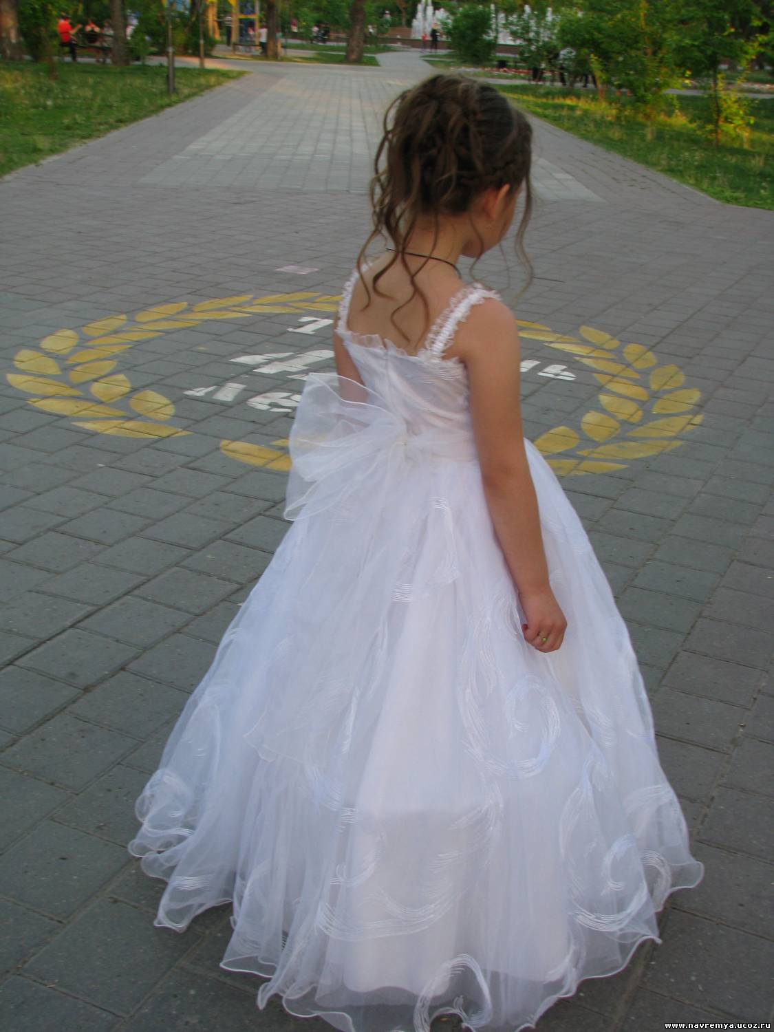 Белое платье на выпускной в саду